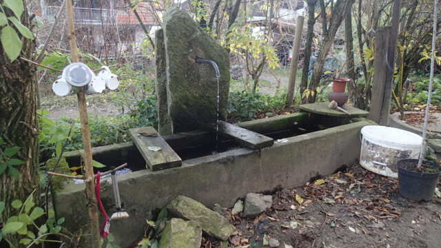 monatelang war die Quelle ausgetrocknet-jetzt kommt endlich wieder das erste Rinnsal