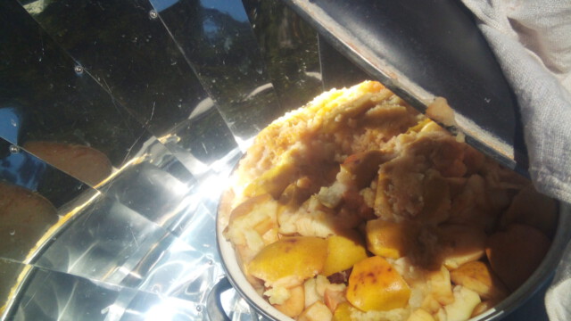 im Solarkocher ist das Apfelmus schon fertig