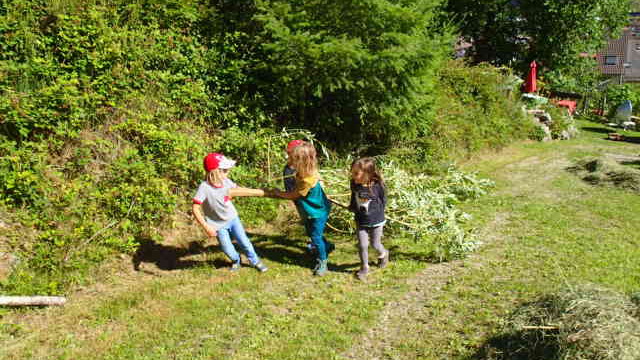 jetzt gibt es noch neue Knabberzweige im sauberen Stall