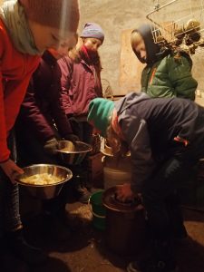 KuK - die Kochgruppe öffnet den Sauerkrauttopf vom Herbst