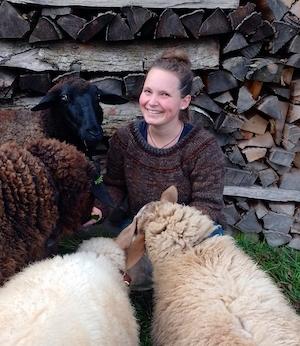Julia Weinmann ist Sozialarbeiterin und ehrenamtliche Mitarbeiterin auf dem Kunzenhof. Sie liebt es Tiere zu beobachten, mit ihnen zu arbeiten und sie zu trainieren.