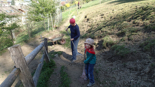 Beim Frühlingsaktionstag wird der Winter hinausgefegt Beim Frühlingsaktionstag wird der Winter hinausgefegt