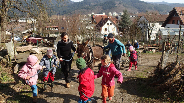 Rosalie hilft den Kindergartenkindern Rosalie hilft den Kindergartenkindern