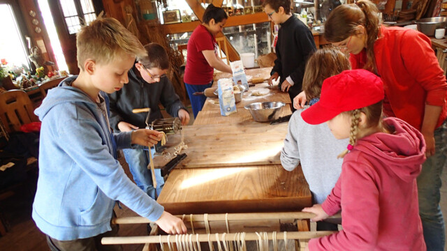 In der Osterfreizeit wird auf dem Holzherd gekocht... In der Osterfreizeit wird auf dem Holzherd gekocht...