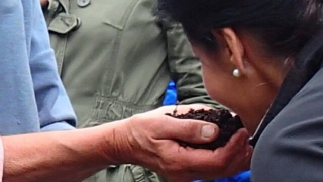 Übers Jahr entsteht dort duftende Erde Übers Jahr entsteht dort duftende Erde