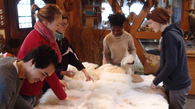 Wir filzen Fellsohlen. In manchen Ländern hat man nie kalte Füße. Wir filzen Fellsohlen. In manchen Ländern hat man nie kalte Füße.