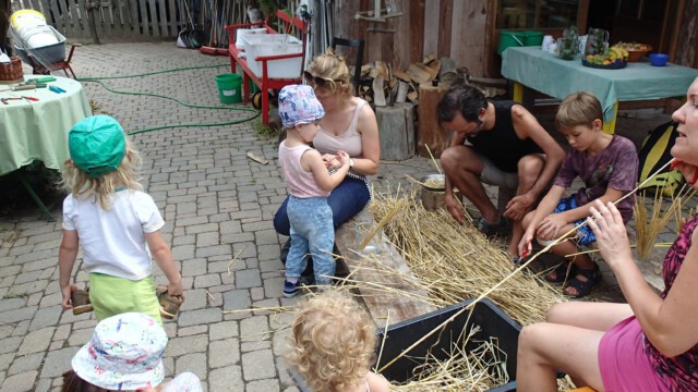Strohhalme zum Trinken werden geschnitten