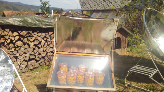 Mit Hilfe der Sonne wandern die Früchte CO2-frei ins Glas