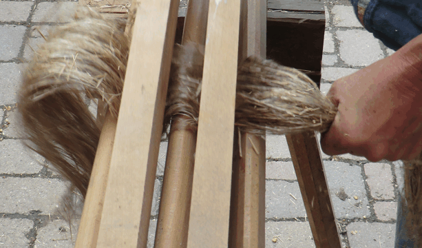 Wir Brechen, Schwingen und Hecheln gemeinsam die Faser.