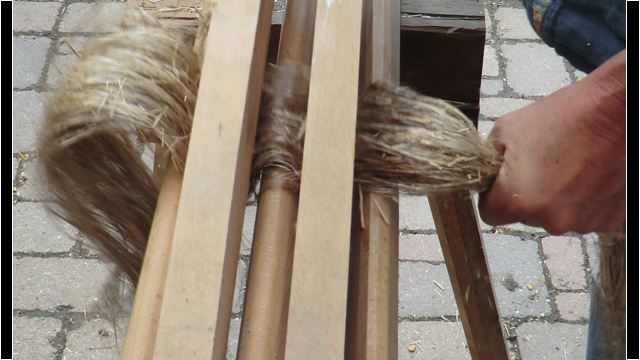 Wir Brechen, Schwingen und Hecheln gemeinsam die Faser.