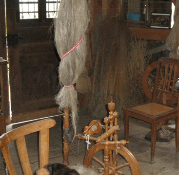 Das Spinnen mit dem Spinnrad kannst Du bei einem Kurs am LOK erlernen