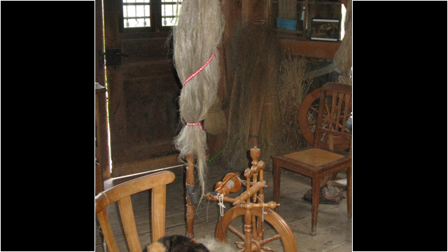 Das Spinnen mit dem Spinnrad kannst Du bei einem Kurs am LOK erlernen