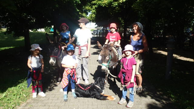 am letzten Tag bringen Rosalie und Leila die Kinder nach Hause
