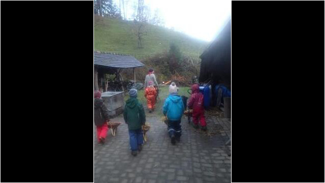 Kindergarten Kinder bei der Hofarbeit