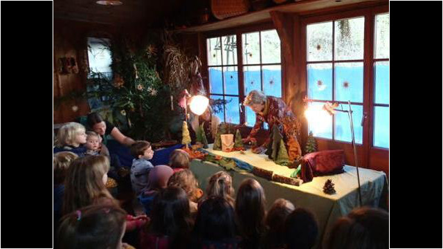 Am Jahresanfang das Handpuppenspiel "Das Hirtenbüblein" für die Kleinen