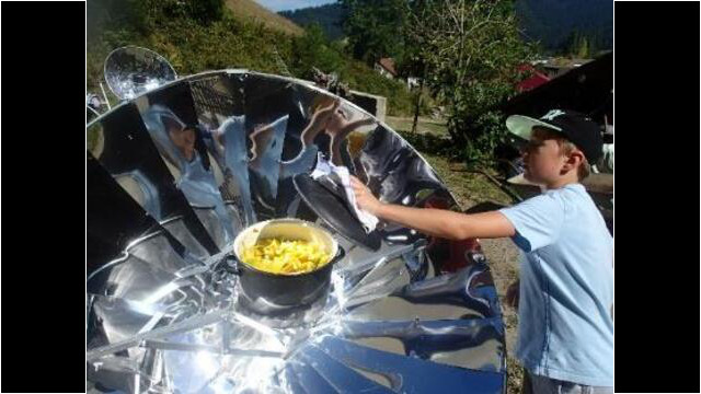 Kochen mit einem Solarofen