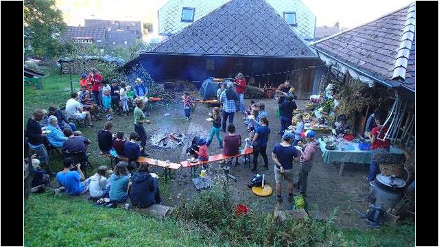 Nach getaner Arbeit schmeckt es am Lagerfeuer