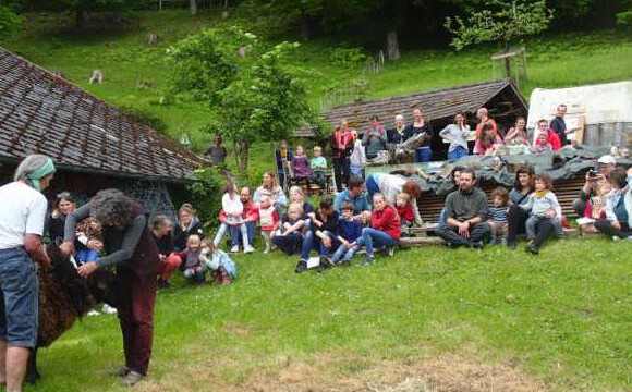 Das ganz große Schafschur-Wollefest mit zahlreichen Helferinnen und Helfern Das ganz große Schafschur-Wollefest mit zahlreichen Helferinnen und Helfern