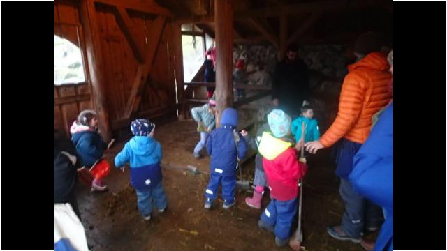 Die Kleinkindgruppe bei der Stallarbeit Die Kleinkindgruppe bei der Stallarbeit