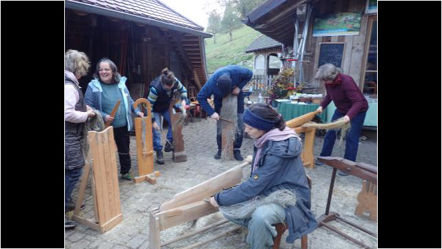 Das Brechfest: Höhepunkt vom Jahreskurs "Das Hemd aus dem eigenen Garten" Das Brechfest: Höhepunkt vom Jahreskurs "Das Hemd aus dem eigenen Garten"