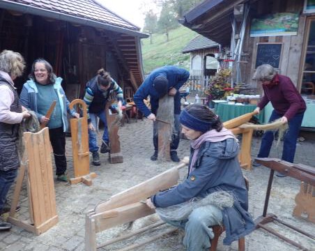 Das Brechfest: Höhepunkt vom Jahreskurs "Das Hemd aus dem eigenen Garten" Das Brechfest: Höhepunkt vom Jahreskurs "Das Hemd aus dem eigenen Garten"