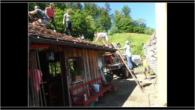 Abbau von alten und Eindecken vom neuen Werkstattdach mit vielen Helfern Abbau von alten und Eindecken vom neuen Werkstattdach mit vielen Helfern