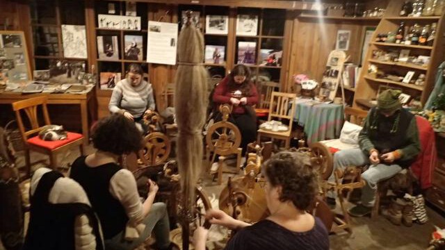 Der Januar-Handspinnkurs findet ein zweites Mal in den Faschingferien statt Spinngilde Handarbeitsabend in der Werkstatt des Kunzenhofes, einmal pro Monat, das ganze Jahr lang.