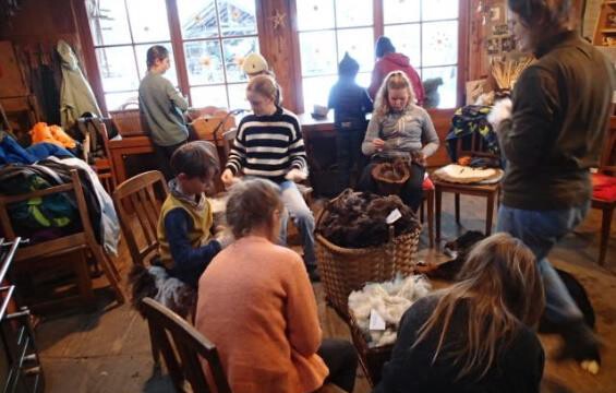 Kinder vom Bauernhofjahr arbeiten mit der wunderbaren Wolle Kinder vom Bauernhofjahr arbeiten mit der wunderbaren Wolle