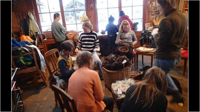 Kinder vom Bauernhofjahr arbeiten mit der wunderbaren Wolle Kinder vom Bauernhofjahr arbeiten mit der wunderbaren Wolle