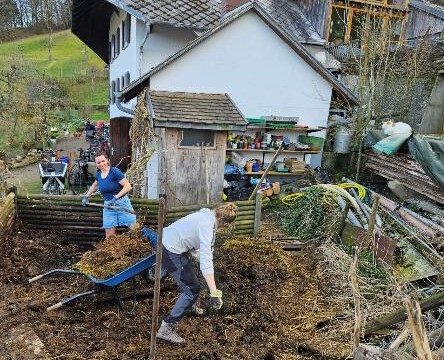 Zweimal im Jahr wird der Misthaufen umgesetzt - Mit Jugendpower Zweimal im Jahr wird der Misthaufen umgesetzt - Mit Jugendpower