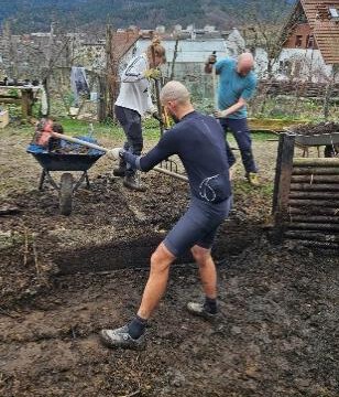 Zweimal im Jahr wird der Misthaufen umgesetzt - Mit Jugendpower Zweimal im Jahr wird der Misthaufen umgesetzt - Mit Jugendpower